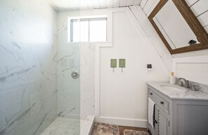 Douche, séchoir à cheveux, serviettes fournies, savon