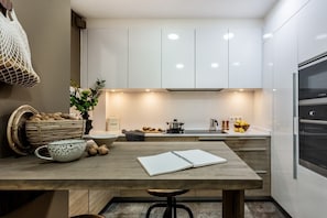 Kjøleskap, mikrobølgeovn, oppvaskmaskin og kaffetrakter/tekoker