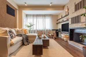 Televisión y chimenea 