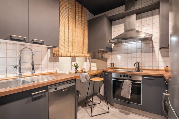 Fridge, microwave, oven, stovetop
