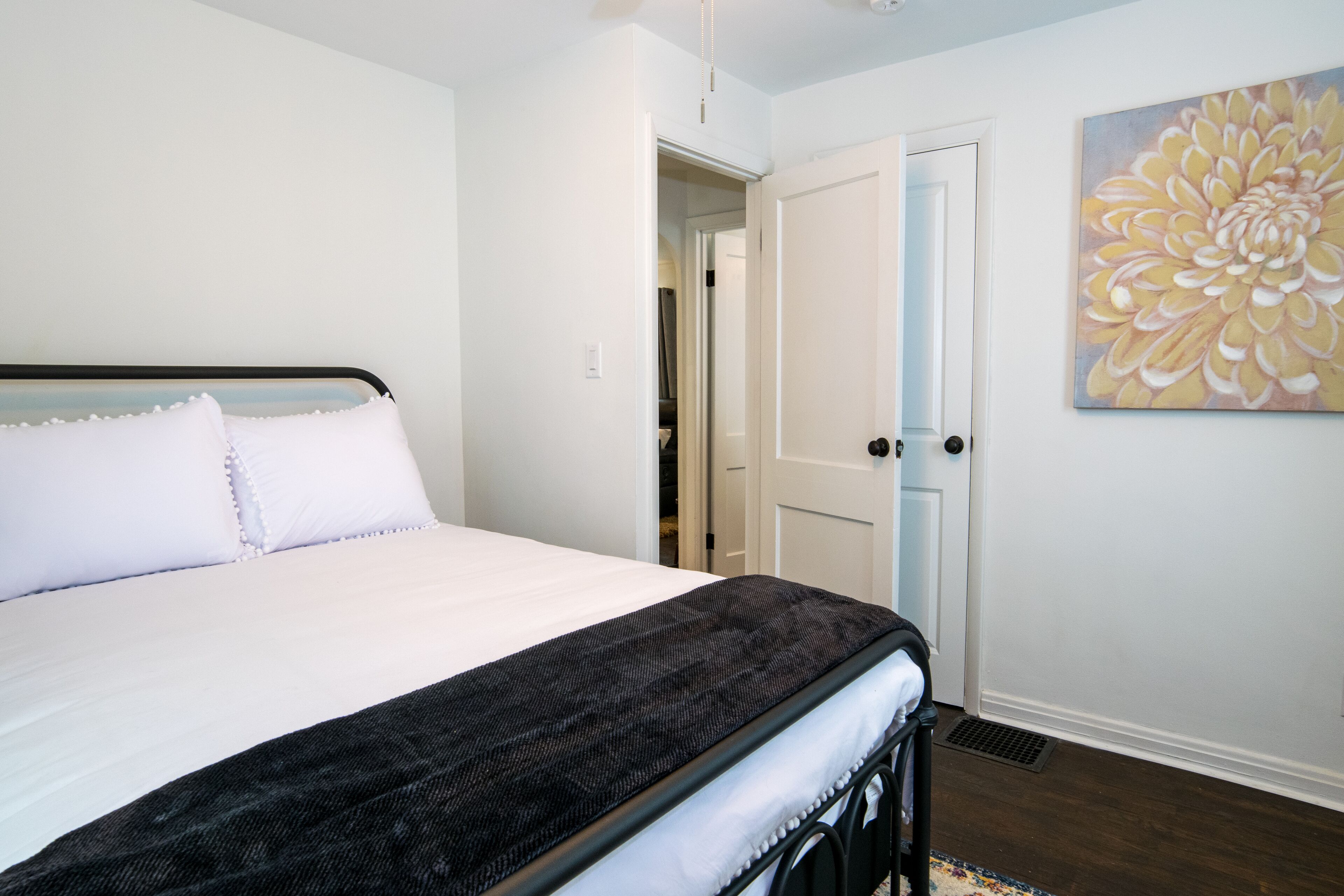 2 bedrooms, desk, iron/ironing board, internet