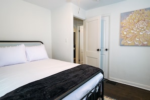 2 makuuhuonetta, työpöytä, silitysrauta/-lauta, internet