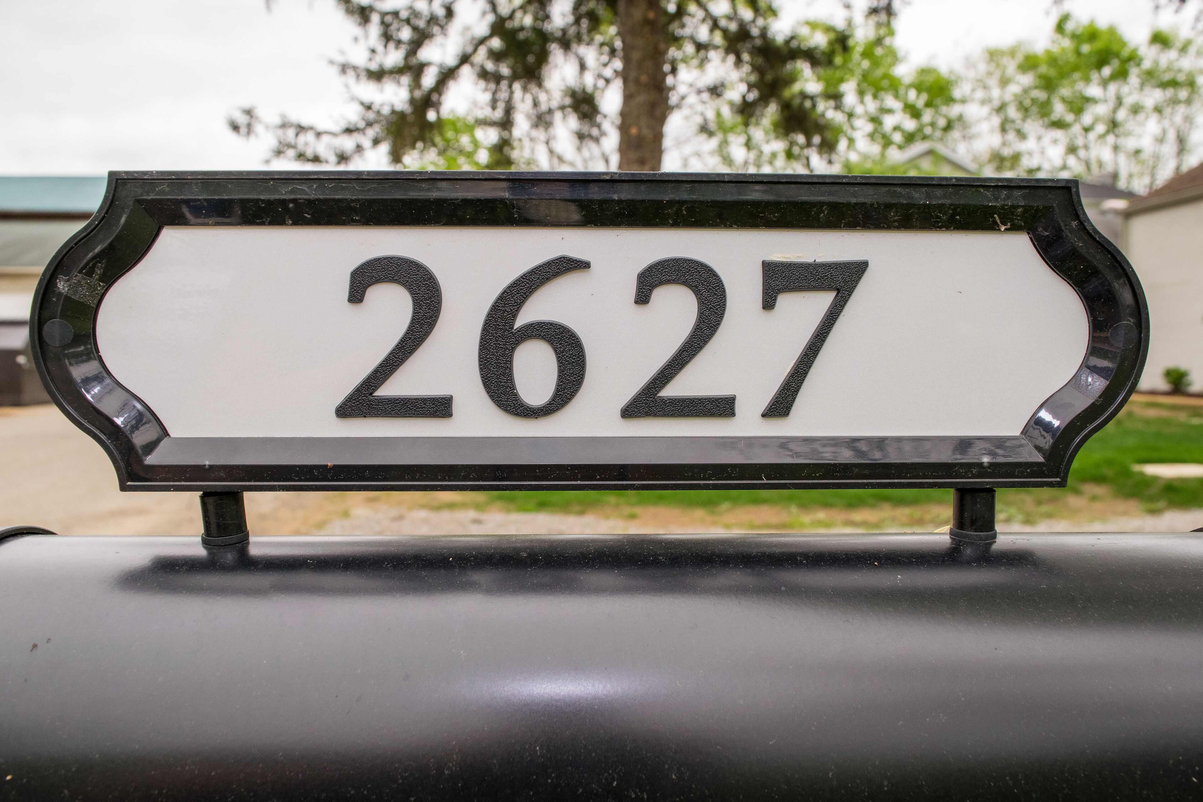 Un cartel con el número 2627.