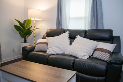 Cottage on Main - Cheerful 2 brm home w/ parking.