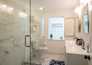 Dusche, Haartrockner, Handtücher, Seife