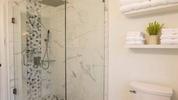 Doccia, asciugacapelli, asciugamani, sapone