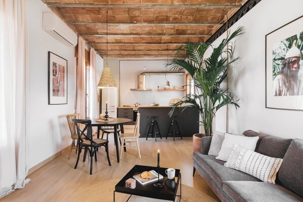 TV, offices - Rio Doce - 1 bedroom and terrace in Gòtic (Barcelona)