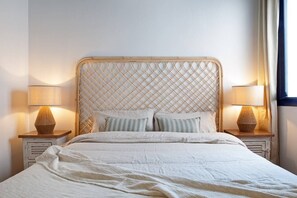 2 bedrooms, iron/ironing board, WiFi, bed sheets - Perissa - 2 bedrooms and terrace in Trafalgar (Madrid)