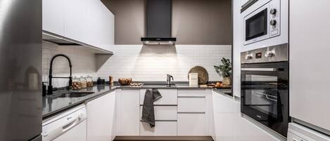 冷蔵庫、電子レンジ、オーブン、コンロ