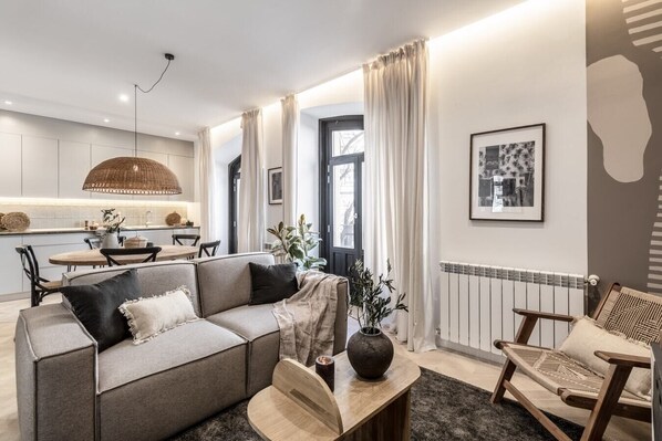 TV - Baza - 3 bedrooms and office in Trafalgar (Madrid)