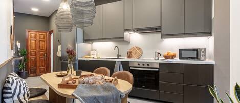 Réfrigérateur, micro-ondes, four, plaque de cuisson