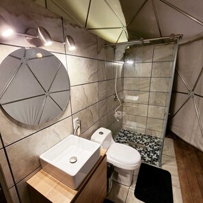 Dusche, Regendusche, kostenlose Toilettenartikel, Bademäntel