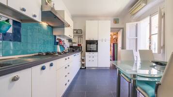 Frigorifero, microonde, forno, piano cottura