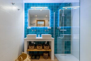 Shower, hair dryer, towels