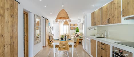 ثلاجة، ميكروويف، فرن، موقد طهي مسطح