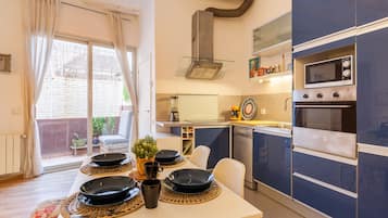 Fridge, stovetop, dishwasher, coffee/tea maker