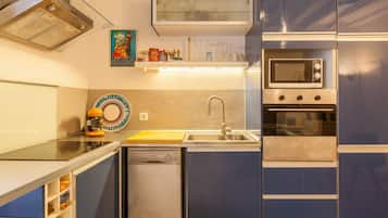 Fridge, stovetop, dishwasher, coffee/tea maker