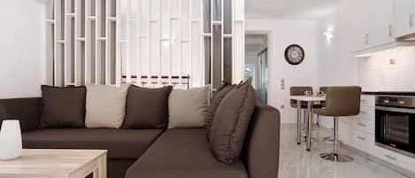 Fernseher, Kamin, Stereoanlage