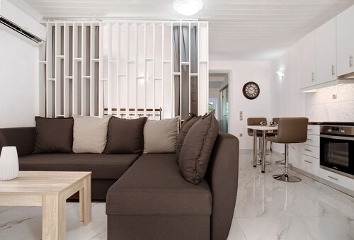 Apartment "Villa Drosia" with Sea View, Private Garden & Wi-Fi