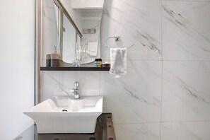 Douche, sèche-cheveux, serviettes fournies