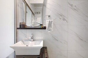 Suihku, hiustenkuivaaja, pyyhkeet