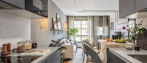 Réfrigérateur, micro-ondes, four, plaque de cuisson