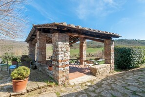 Outdoor dining - Apartment 'Rifugio sulla via di Volpaia' with Private Terrace, Wi-Fi and Air Conditioning (Radda in Chianti)