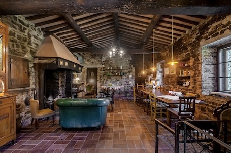 Dining. Apartment 'Rifugio sulla via di Volpaia' with Private Terrace, Wi-Fi and Air Conditioning