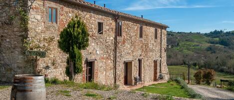 المنشأة من الخارج