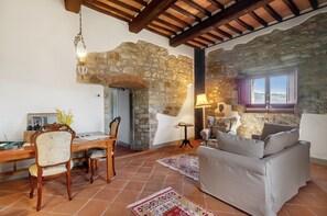 Living area - Apartment 'Rifugio sulla via di Volpaia' with Private Terrace, Wi-Fi and Air Conditioning (Radda in Chianti)