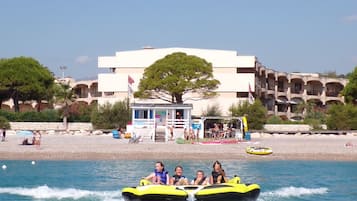 Una spiaggia nelle vicinanze