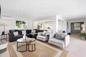 TV - Vacation Home "Villa Vista" with Sea View, Pool & Wi-Fi (San Miguel de Abona)