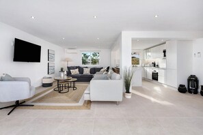 TV - Vacation Home "Villa Vista" with Sea View, Pool & Wi-Fi (San Miguel de Abona)