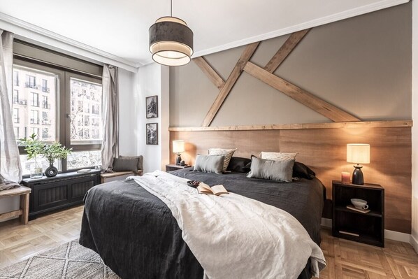 4 bedrooms, iron/ironing board, WiFi, bed sheets