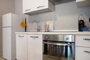 Fridge, oven, stovetop, coffee/tea maker