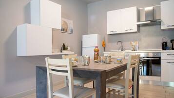 Fridge, oven, stovetop, coffee/tea maker