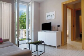 TV - Apartment "Il Sole Di Calde Lago Maggiore 504" with Lake View, Balcony & Wi-Fi (castelveccana)