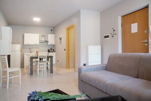 TV - Apartment "Il Sole Di Calde Lago Maggiore 504" with Lake View, Balcony & Wi-Fi (castelveccana)