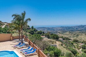 A pool area with lounge chairs and a view of the landscape. - Villa Biznaga by Villa Plus (Valtocado)