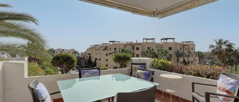 تناول الطعام بالخارج