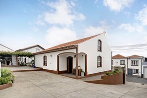 Exterior - Holiday Home 'Casa Das Rosas' with Sea View, Private Terrace and Wi-Fi (Porto Judeu)