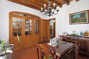 Dining - Holiday Home 'Casa Das Rosas' with Sea View, Private Terrace and Wi-Fi (Porto Judeu)