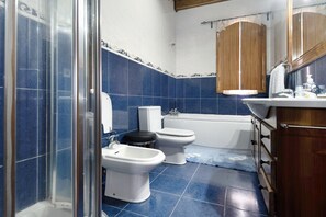 Bathtub, hair dryer, towels - Holiday Home 'Casa Das Rosas' with Sea View, Private Terrace and Wi-Fi (Porto Judeu)