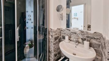 Dusche, Haartrockner, Handtücher