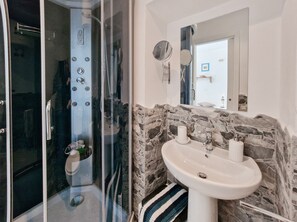 Douche, sèche-cheveux, serviettes fournies