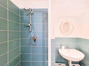 Shower, hair dryer, towels - Apartment 'Loft Francesca Old City Center' with Air Conditioning (Rio Marina)