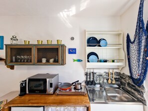 Réfrigérateur, four à micro-ondes, surface de cuisson, cafetière-théière