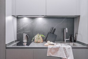 冷蔵庫、電子レンジ、オーブン、コンロ