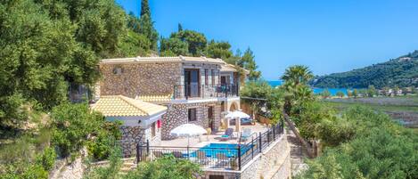 المنشأة من الخارج