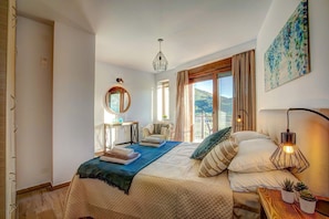 3 bedrooms, iron/ironing board, free WiFi, bed sheets - Villa Bougainvillea by Villa Plus (Koridallos)